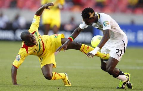 Ghana's John Boye (R) is tackled by Mali's Sigamary Diarra during their African Nations Cup Group B soccer match at the Nelson Mandela Bay Stadium in Port Elizabeth