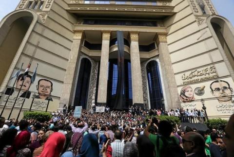 Journalists protest against restriction on the press and to demand the release of detained journalists, in front of the Press Syndicate in Cairo, Egypt, May 4, 2016. PHOTO BY REUTERS/Staff
