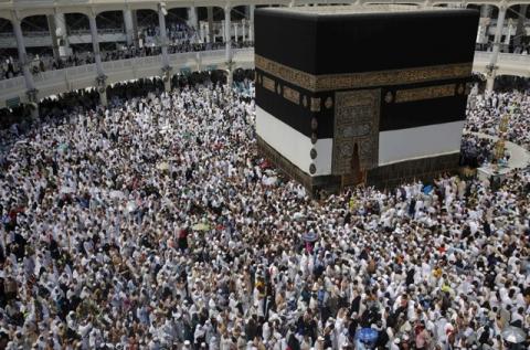 Muslim pilgrims pray around the holy Kaaba at the Grand Mosque ahead of the annual haj pilgrimage in Mecca, September 21, 2015. PHOTO BY REUTERS/Ahmad Masood