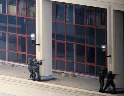 Kenya Defence Forces soldiers comb the rooftop of the Westgate shopping mall in Nairobi