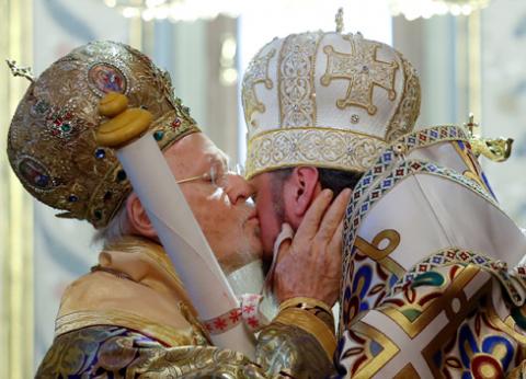 Ecumenical Patriarch Bartholomew I kisses Metropolitan Epifaniy, head of the Orthodox Church of Ukraine, as he hands the Tomos, a decree granting Ukraine church independence, after the Epiphany mass at the Patriarchal Cathedral of St. George in Istanbul, Turkey, January 6, 2019. PHOTO BY REUTERS/Murad Sezer