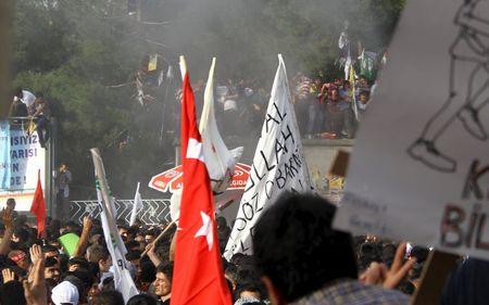 People react after an explosion during an election rally of pro-Kurdish Peoples' Democratic Party (HDP) in Diyarbakir, Turkey, June 5, 2015. PHOTO BY REUTERS/Sertac Kayar