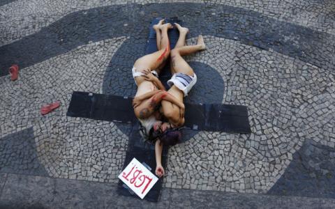 Activists kiss during a demonstration "against homophobia" outside Candelaria church in Rio de Janeiro,October 4, 2014. PHOTO BY REUTERS/Ricardo Moraes