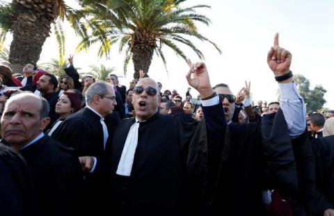 Tunisian lawyers demonstrate against the government's proposed new taxes outside parliament in Tunis, Tunisia, November 23, 2016. PHOTO BY REUTERS/Zoubeir Souissi