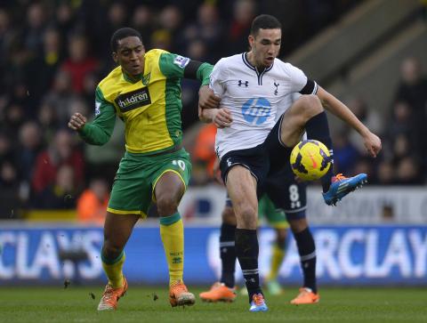 Norwich City's Leroy Fer (L) and Tottenham Hotspurs' Nabil Bentaleb fight for the ball during their English Premier League soccer match at Carrow Road in Norwich, east England