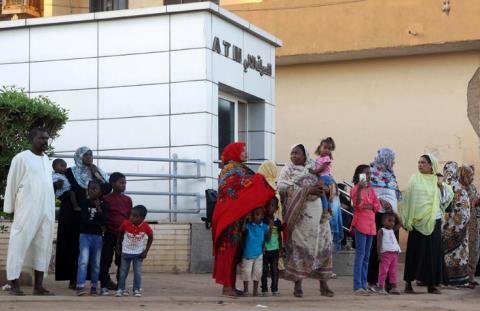 Residents stand outside an automated teller machine (ATM) in Khartoum, Sudan, November 8, 2018. PHOTO BY REUTERS/Mohamed Nureldin Abdallah