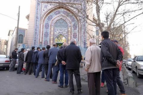 Iranians stand in line to cast their votes during elections for the parliament and Assembly of Experts, which has the power to appoint and dismiss the supreme leader, in Tehran, February 26, 2016. PHOTO BY REUTERS/Raheb Homavandi