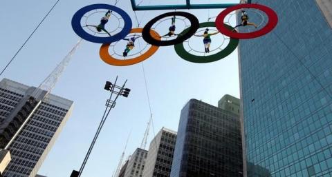 Acrobats perform on the Olympics rings at Paulista Avenue in Sao Paulo's financial center, Brazil, July 24, 2016. PHOTO BY REUTERS/Paulo Whitaker