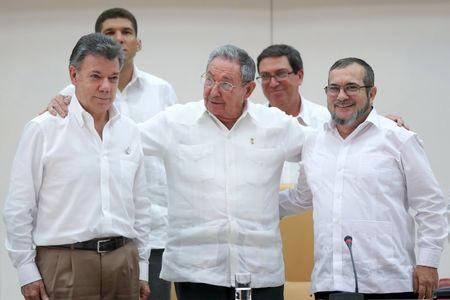 Cuba's President Raul Castro, (C), Colombia's President Juan Manuel Santos, (L), and FARC rebel leader Rodrigo Londono, better known by the nom de guerre Timochenko, pose for photos in Havana, September 23, 2015. PHOTO BY REUTERS/Alexandre Meneghini
