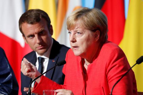 French President Emmanuel Macron (L) and German Chancellor Angela Merkel attend a news conference following talks on European Union integration, defence and migration at the Elysee Palace in Paris, France August 28, 2017. PHOTO BY REUTERS/Charles Platiau