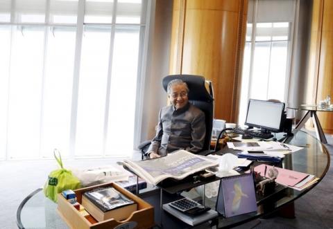 Malaysia's former prime minister Mahathir Mohamad poses for a photograph following an interview with Reuters at his desk in Petronas Towers, Kuala Lumpur, Malaysia, October 22, 2015. PHOTO BY REUTERS/Olivia Harris