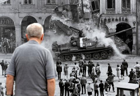 A man looks at a picture, commemorating the 50th anniversary of the Soviet-led invasion into former Czechoslovakia, placed on a street in Liberec, Czech Republic, August 21, 2018. PHOTO BY REUTERS/David W Cerny