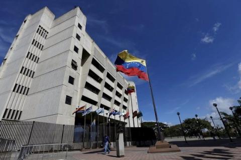 A man walks in front of a building of the Venezuela Supreme Court in Caracas, December 23, 2015. PHOTO BY REUTERS/Carlos Garcia Rawlins