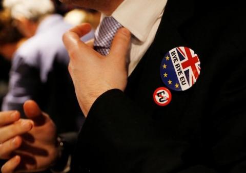 A man adjusts his tie at a Pro-Brexit event to celebrate the invoking of Article 50 after Britain's Prime Minister Theresa May triggered the process by which the United Kingdom will leave the European Union, in London, Britain, March 29, 2017. PHOTO BY REUTERS/Peter Nicholls