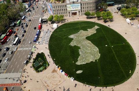 The shape of the Korean peninsula is seen on the lawn in front of City Hall ahead of the upcoming summit between North and South Korea in Seoul, South Korea, April 25, 2018. PHOTO BY REUTERS/Jorge Silva