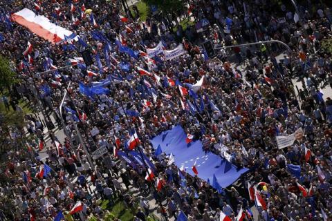 People march during an anti-government demonstration organized by main opposition parties in Warsaw, Poland, May 7, 2016. PHOTO BY REUTERS/Kacper Pempel