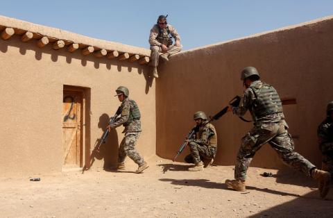 A U.S. Marine watches Afghan National Army (ANA) soldiers during a training in Helmand province, Afghanistan, July 5, 2017. PHOTO BY REUTERS/Omar Sobhani