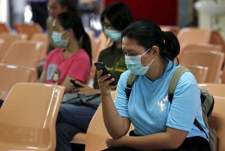 People wear masks to prevent contracting Middle East Respiratory Syndrome (MERS) at the Bamrasnaradura Infectious Diseases Institute in Nonthaburi province, on the outskirts of Bangkok, Thailand, June 19, 2015. PHOTO BY REUTERS/Chaiwat Subprasom