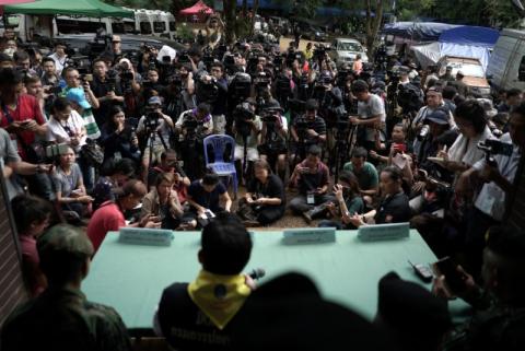 Members of the media attend a news conference about the death of a Thai rescue diver after he fell unconscious during part of an operation, in front of the Tham Luang cave complex, where 12 boys and their soccer coach are trapped, in the northern province of Chiang Rai, Thailand, July 6, 2018. PHOTO BY REUTERS/Athit Perawongmetha