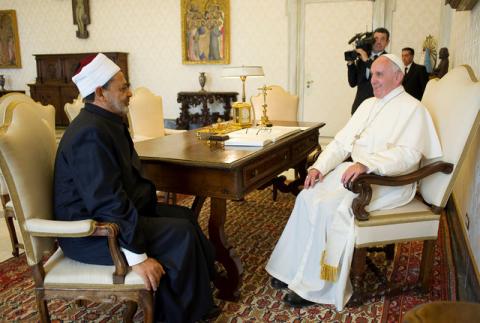 Pope Francis talks with Sheikh Ahmed Mohamed el-Tayeb (L), Egyptian Imam of al-Azhar Mosque at the Vatican, May 23, 2016. PHOTO BY REUTERS/Osservatore Romano