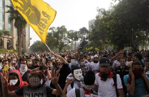 Members of the Muslim Brotherhood and supporters of ousted Egyptian President Mohamed Mursi shout slogans