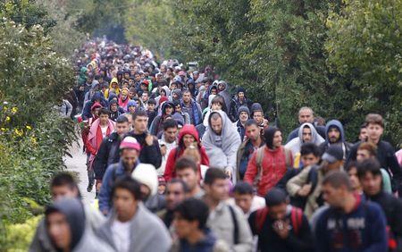 Migrants walk to the Austrian border in Nickelsdorf from Hegyeshalom, Hungary, September 26, 2015. PHOTO BY REUTERS/Leonhard Foeger