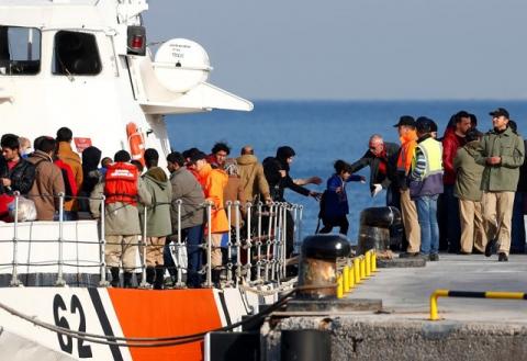 Migrants disembark from a Turkish coastguard boat after a failed attempt at crossing to the Greek island of Lesbos, in the Turkish coastal town of Dikili, Turkey, April 6, 2016. PHOTO BY REUTERS/Murad Sezer
