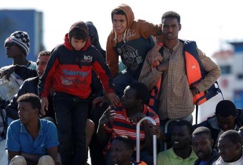 Migrants wait to disembark from the Italian coastguard vessel Peluso in the Sicilian harbour of Augusta, Italy, May 13, 2016. PHOTO BY REUTERS/Antonio Parrinello