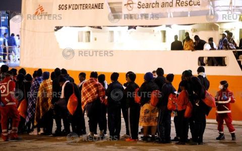Migrants disembark from the MV Aquarius, a search and rescue ship run in partnership between SOS Mediterranee and Medecins Sans Frontieres, after it arrived in Augusta on the island of Sicily, Italy, January 30, 2018. PHOTO BY REUTERS/Antonio Parrinello