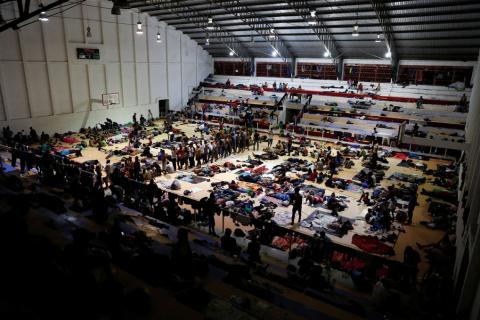 Migrants, part of a caravan traveling en route to the United States, queue to receive food as they stay in a sport center used as shelter in Arriaga, Mexico, November 4, 2018. PHOTO BY REUTERS/Carlos Garcia Rawlins
