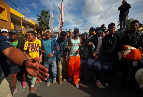 Migrants, part of a caravan of thousands from Central America trying to reach the United States, make their way to the El Chaparral port of entry border crossing between Mexico and the United States, in Tijuana, Mexico, November 22, 2018. PHOTO BY REUTERS/Hannah McKay