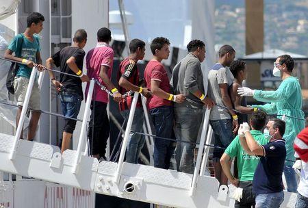 Migrants disembark from Italian Coast Guard vessel "Diciotti" in the Sicilian harbour of Palermo, Italy, August 20, 2015. PHOTO BY REUTERS/Guglielmo Mangiapane