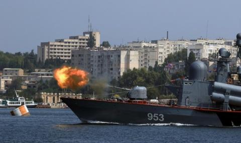 A missile corvette fires during the Navy Day celebrations in Sevastopol, Crimea, July 31, 2016. PHOTO BY REUTERS/Pavel Rebrov
