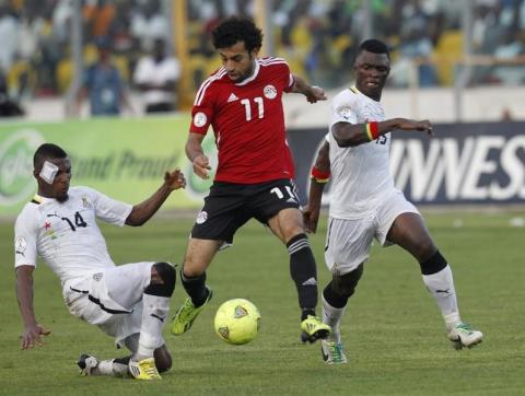 Mohamed Slah (C) of Egypt fights for the ball with Jerry Akaminki (L) and Rashid Sumaila of Ghana during their World Cup 2014 African zone qualifying soccer match at the Baba Yara Sports Stadium in Kumasi