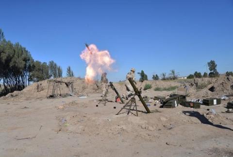 Iraqi soldiers fire a mortar toward Islamic State militants on the outskirts of Fallujah, west of Baghdad, April 20, 2016. PHOTO BY REUTERS/Stringer