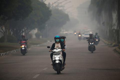Motorists ride their motorbikes through haze due to a forest fire in Palangka Raya, Central Kalimantan province, Indonesia, September 15, 2019. PHOTO BY REUTERS/Willy Kurniawan