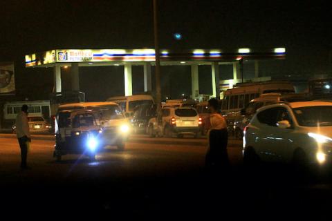 Motorists queue to fuel up at a petrol station in Khartoum, Sudan, January 6, 2019. PHOTO BY REUTERS/Mohamed Nureldin Abdallah