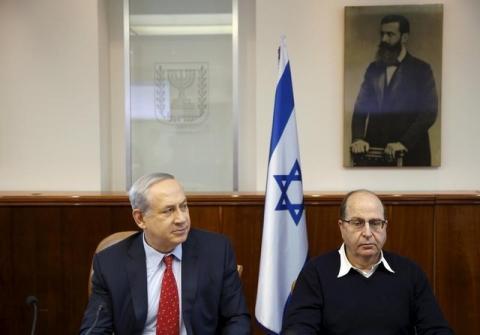 Israel's Prime Minister Benjamin Netanyahu (L) and Defence Minister Moshe Yaalon attend the weekly cabinet meeting in Jerusalem, November 15, 2015. PHOTO BY REUTERS/Ronen Zvulun