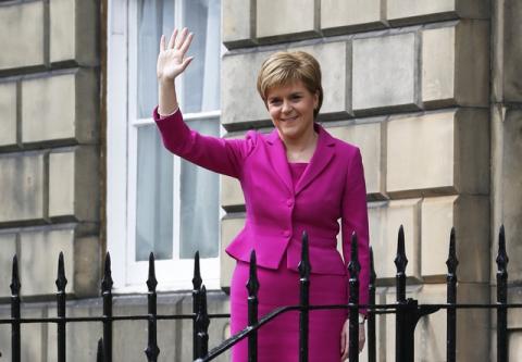 Scotland's First Minister and SNP leader Nicola Sturgeon waves as she stands outside Buth House, her official residence in Edinburgh, Scotland, Britain, May 6, 2016. PHOTO BY REUTERS/Russell Cheyne