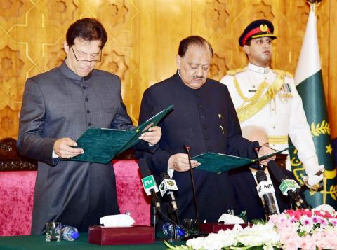 Cricketer-turned-politician Imran Khan (L) takes the oath of the Prime Minister from President Mamnoon Hussain at the Presid House in Islamabad, Pakistan, August 18, 2018. PHOTO BY REUTERS/Press Information Department (PID)