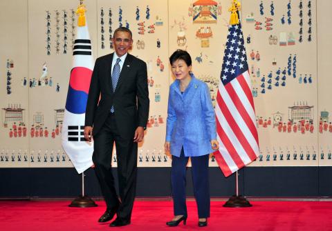 U.S. President Barack Obama (L) and South Korean President Park Geun-hye pose for a photo during their meeting at the presidential Blue House in Seoul