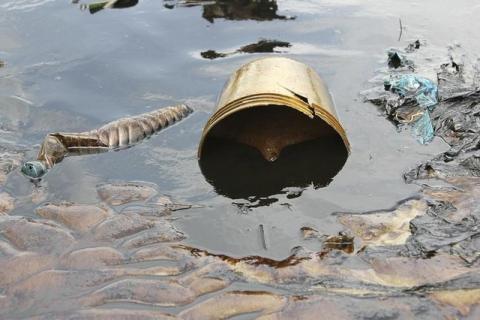 Crude oil flows at the banks of a river, after a Shell pipeline leaked, in the Oloma community in Nigeria's delta region, November 27, 2014. PHOTO BY REUTERS/Tife Owolabi