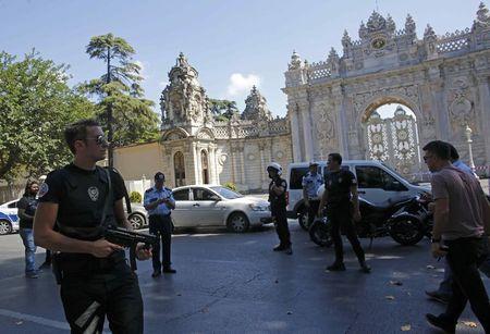 Turkish policemen examine the site after a shooting incident near the entrance to Dolmabahce Palace in Istanbul, Turkey, August 19, 2015. PHOTO BY REUTERS/Murad Sezer