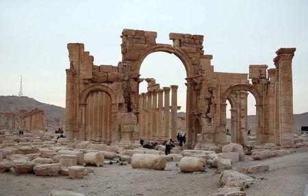 Tourists walk in the historical city of Palmyra, April 14, 2007. PHOTO BY REUTERS/Nour Fourat