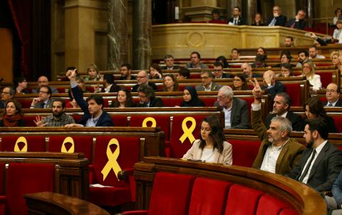 Parties' spokesmen signal their position ahead of the vote during a plenary session of the Catalonia's regional parliament in Barcelona, Spain, March 28, 2018. PHOTO BY REUTERS/Albert Gea