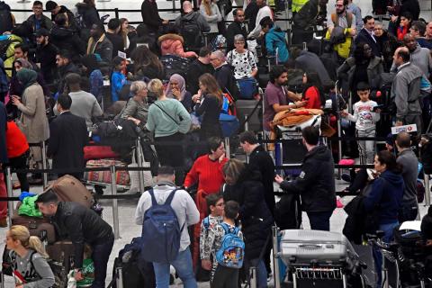 Passengers wait in the queue for check-in in the South Terminal building at Gatwick Airport, after the airport reopened to flights following its forced closure because of drone activity, in Gatwick, Britain, December 21, 2018. PHOTO BY REUTERS/Toby Melville