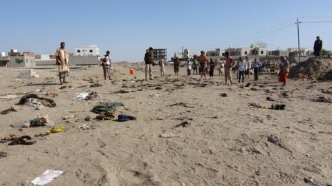 People gather at the site of a suicide bombing in the southern port city of Aden, Yemen, December 18, 2016. PHOTO BY REUTERS/Stringer