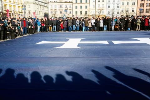 People gather around a giant flag displaying the City of Gdansk coat of arms on the funeral day for the city's mayor Pawel Adamowicz, in Krakow, Poland, January 19, 2019. PHOTO BY REUTERS/Agencja Gazeta/Adrianna Bochenek