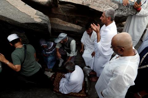 Muslim pilgrims flock to Mecca ahead of haj