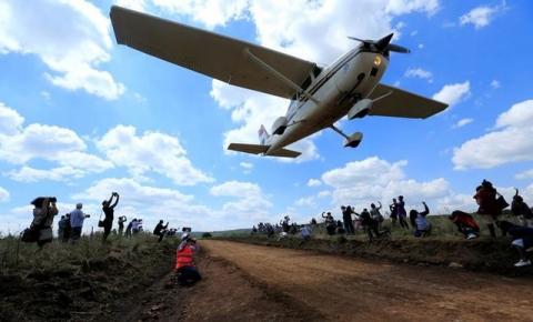 A plane flies over spectators during the Vintage Air Rally at the Nairobi national park in Kenya's capital Nairobi, November 27, 2016. PHOTO BY REUTERS/Thomas Mukoya